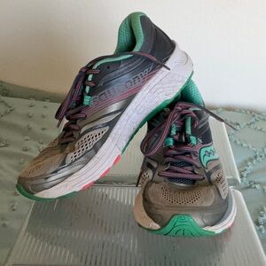 Saucony Guide 10 Gray and Green Athletic Shoes